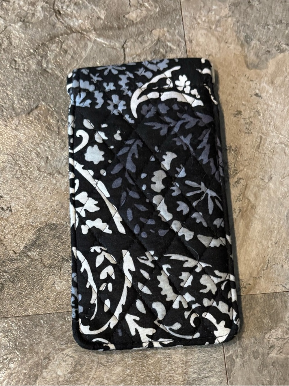 Vera Bradley Sunglass Sleeve in Paisley Noir Pattern